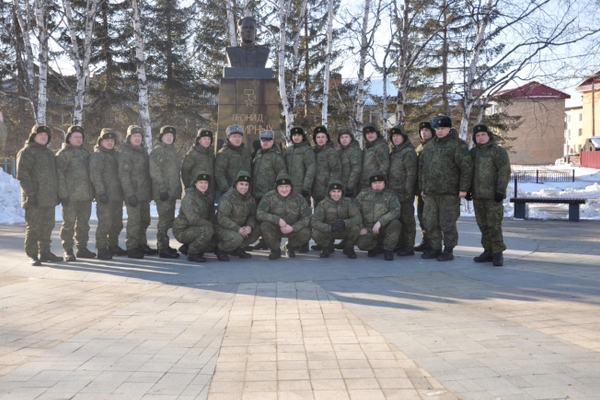 Стоит на страже родины солдат