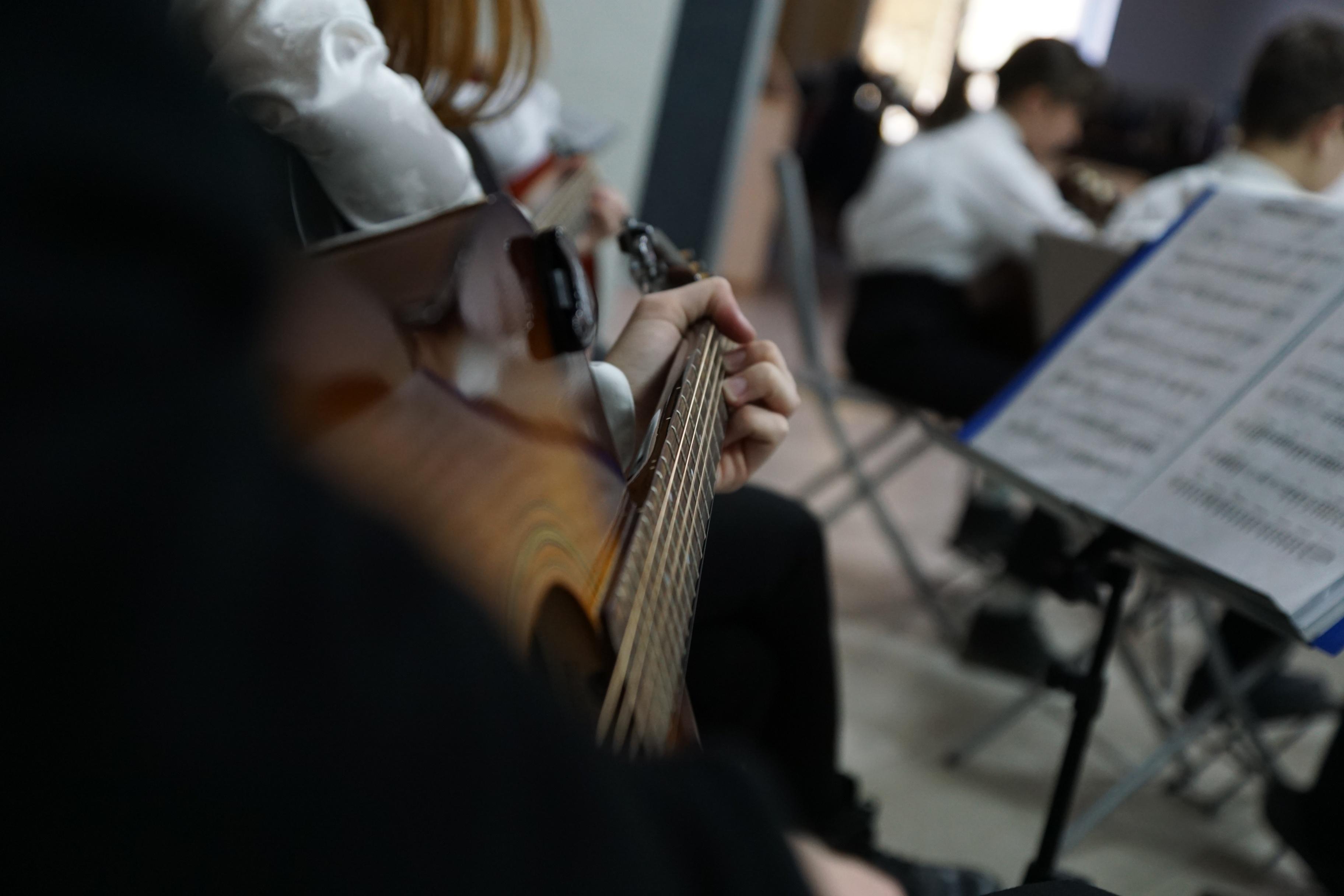 Guitar orchestra. Гитарный оркестр. Гитарный оркестр Грифон. Гитара в оркестре. Электрогитара концерт.