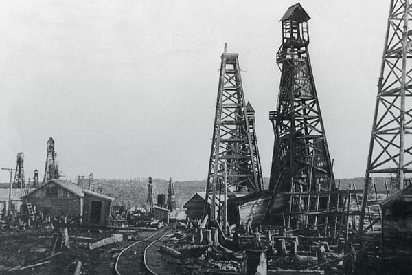 Нефтяные вышки на Сахалине, начало XX века
